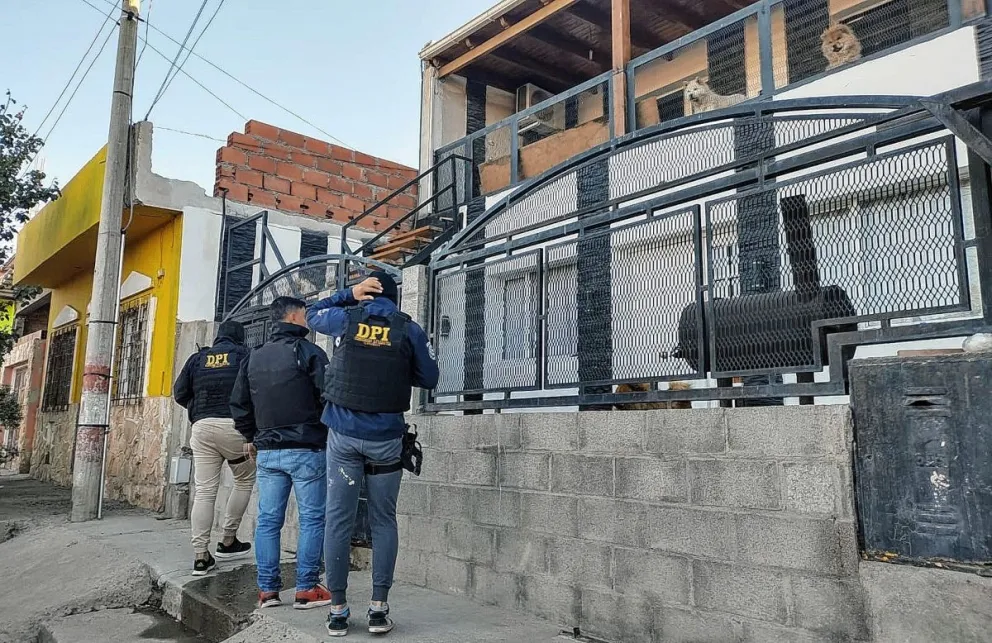 Robaron 2 millones de pesos de una concesionaria, los allanaron y recuperaron parte del botín