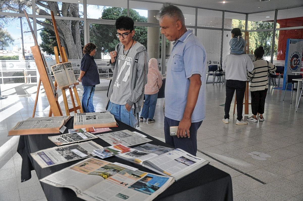 Se inauguró una muestra de libros y periódicos de Comodoro que reflejan la época de la dictadura militar