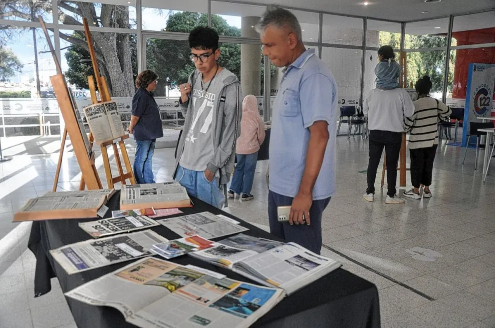 Se inauguró una muestra de libros y periódicos de Comodoro que reflejan la época de la dictadura militar