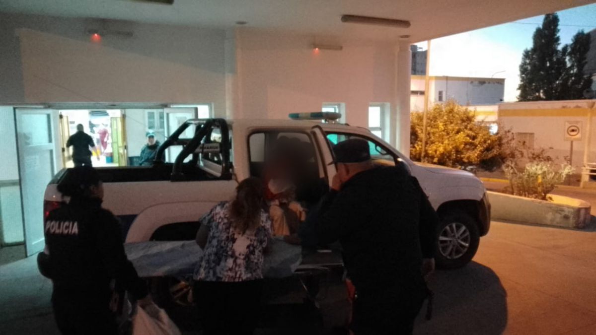 Policías trasladaron a una mujer que dio a luz a su bebé en su domicilio