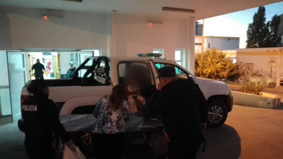 Policías trasladaron a una mujer que dio a luz a su bebé en su domicilio