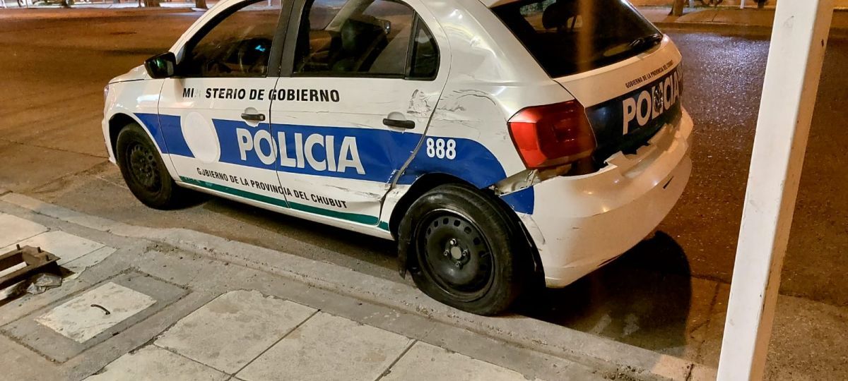 Una camioneta y un móvil policial colisionaron 