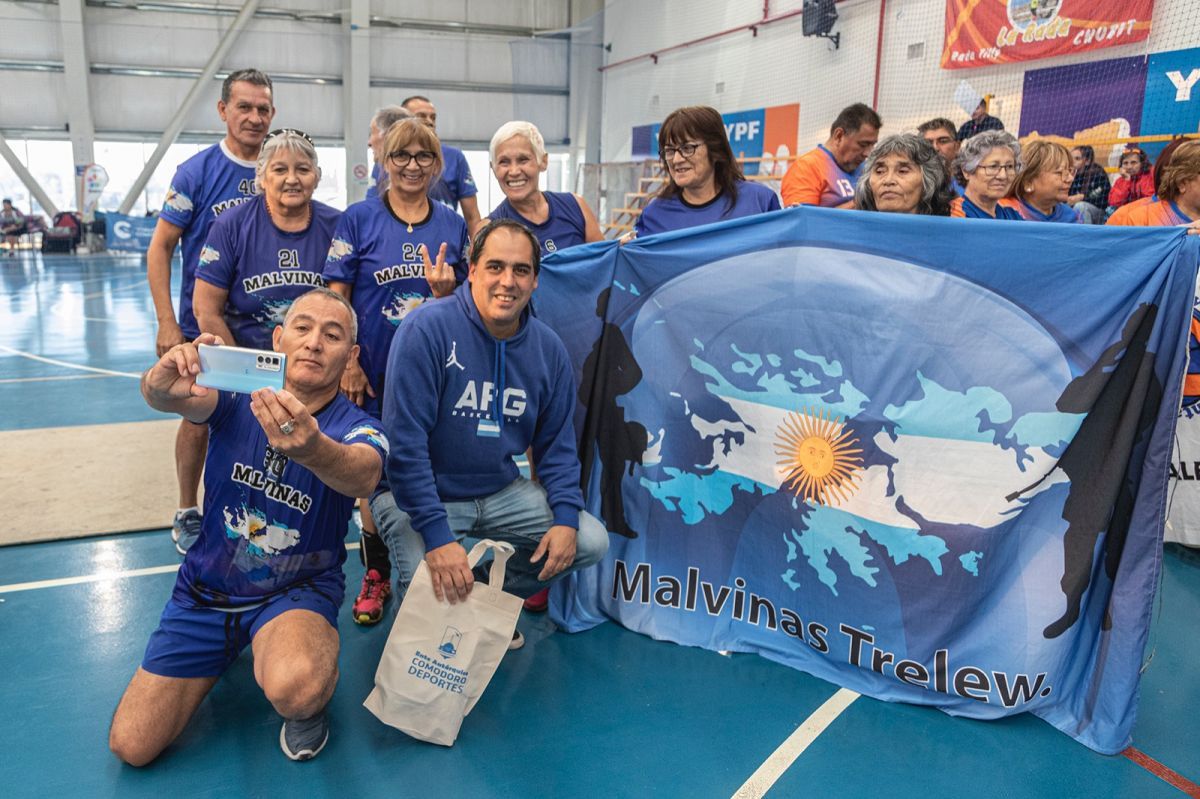 Sampaoli inauguró el Torneo provincial de Newcom con una gran participación de adultos mayores