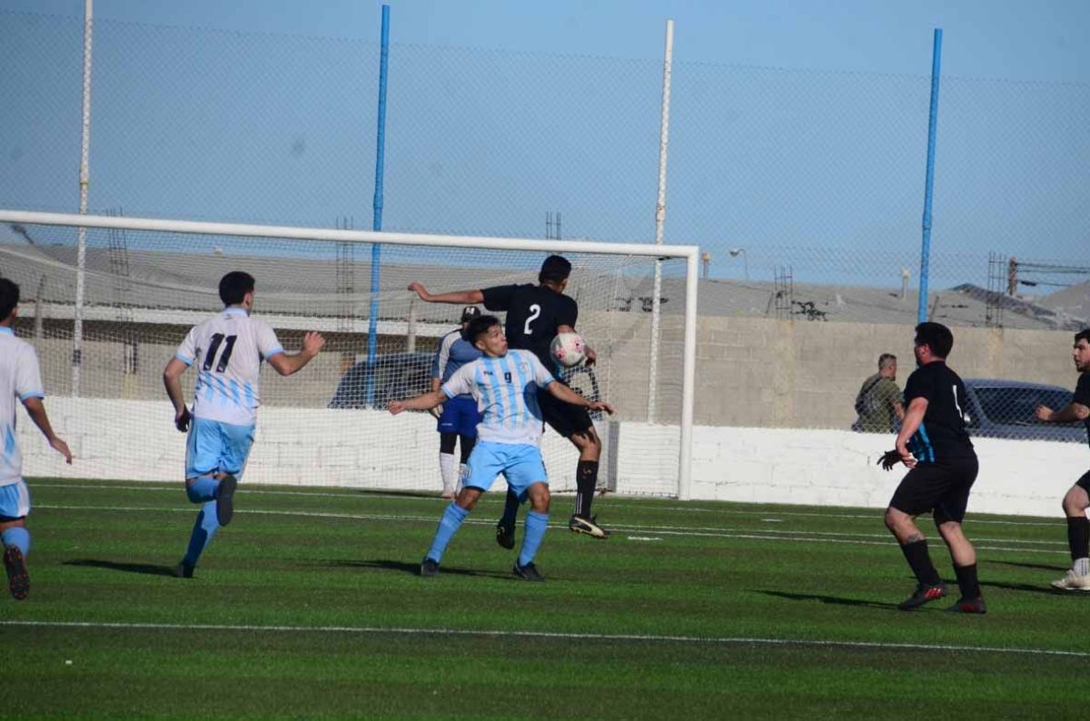 Fútbol Categoría B:  Tiro y Saavedra al frente