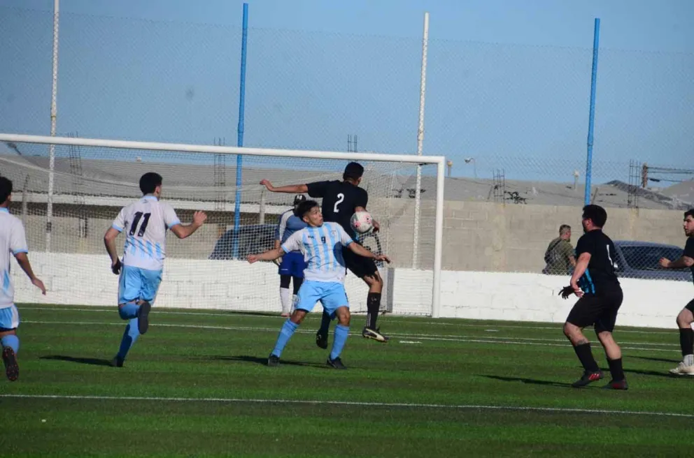 Fútbol Categoría B:  Tiro y Saavedra al frente