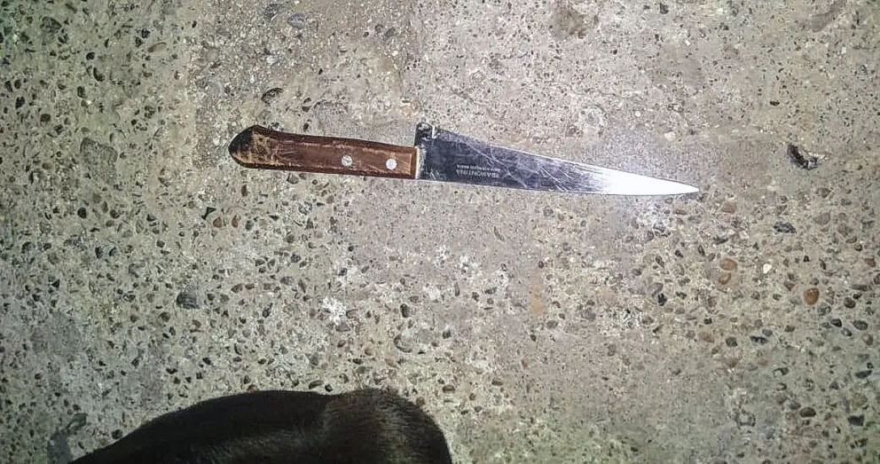 Fue apuñalado, contaba con pedido de captura y terminó detenido