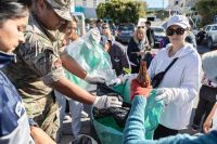 Un centenar de voluntarios limpiaron la costanera céntrica