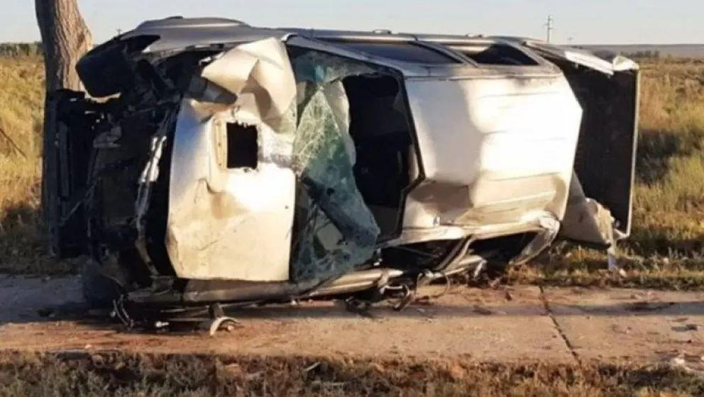 Río Negro: una camioneta chocó contra un poste en la ruta y murió una joven