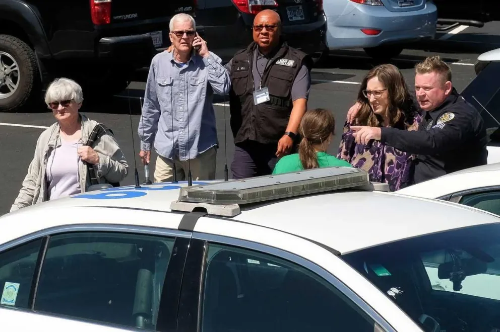 Terror en una escuela en Estados Unidos: una adolescente mató a tres niños y tres adultos