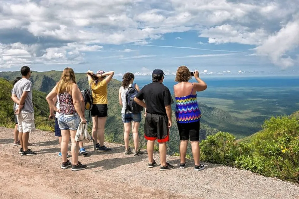 Fin de semana largo: 880 mil turistas viajaron por el país con un gasto superior a los 26 mil millones de pesos