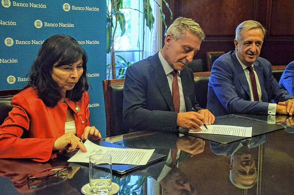 Arcioni firmó un convenio con el Banco Nación para financiar los emprendimientos turísticos chubutenses a tasa subsidiada