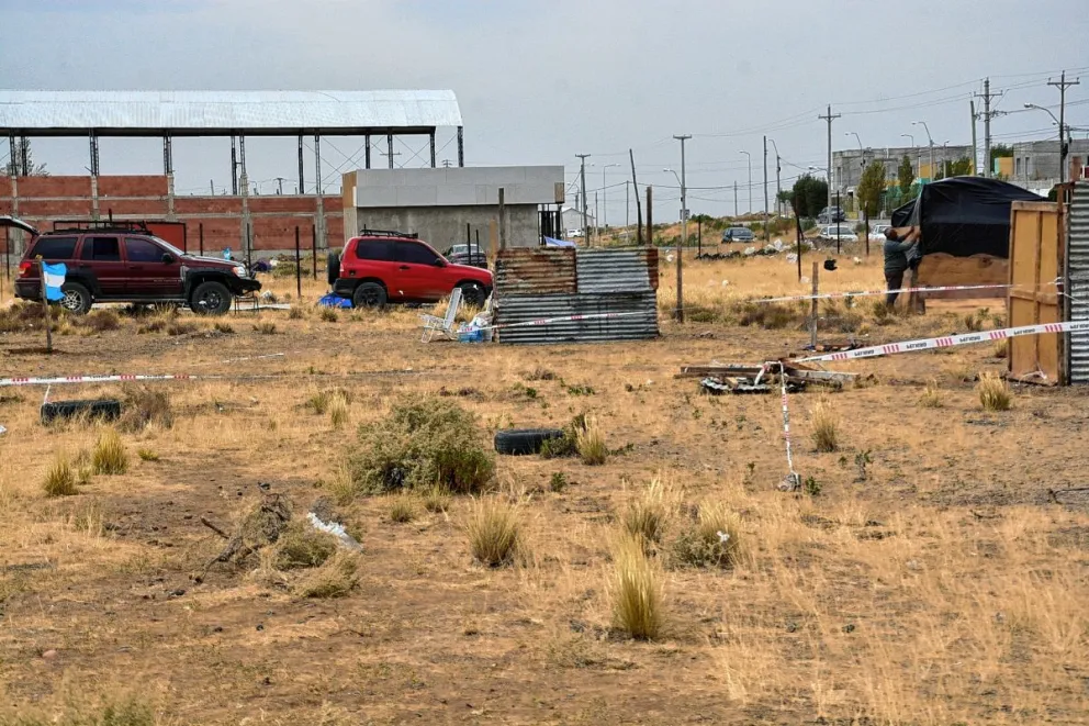 Municipio y Policía desalojaron a ocupantes de tierras al lado del Gimnasio Municipal Nº 4 en Standard Norte