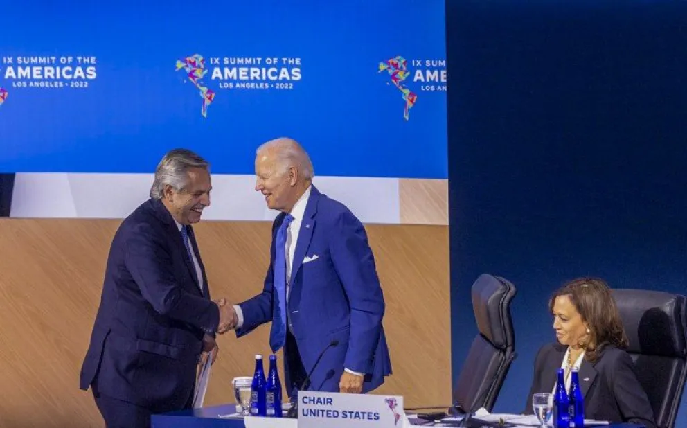 Alberto Fernández viaja a Washington por la bilateral con Biden y para traer una señal "de estabilidad" en la economía