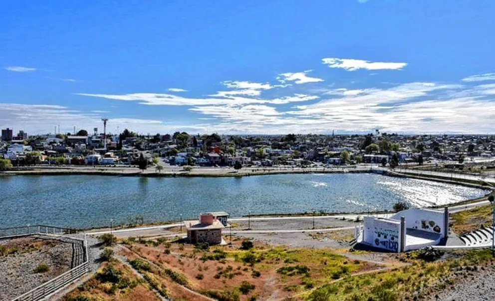 Amenazándolos con piedras asaltan y roban a pareja de menores en la laguna Chiquichano de Trelew