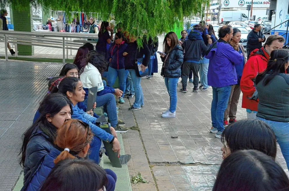 La comunidad educativa del Colegio Biología Marina marchó en reclamo por soluciones