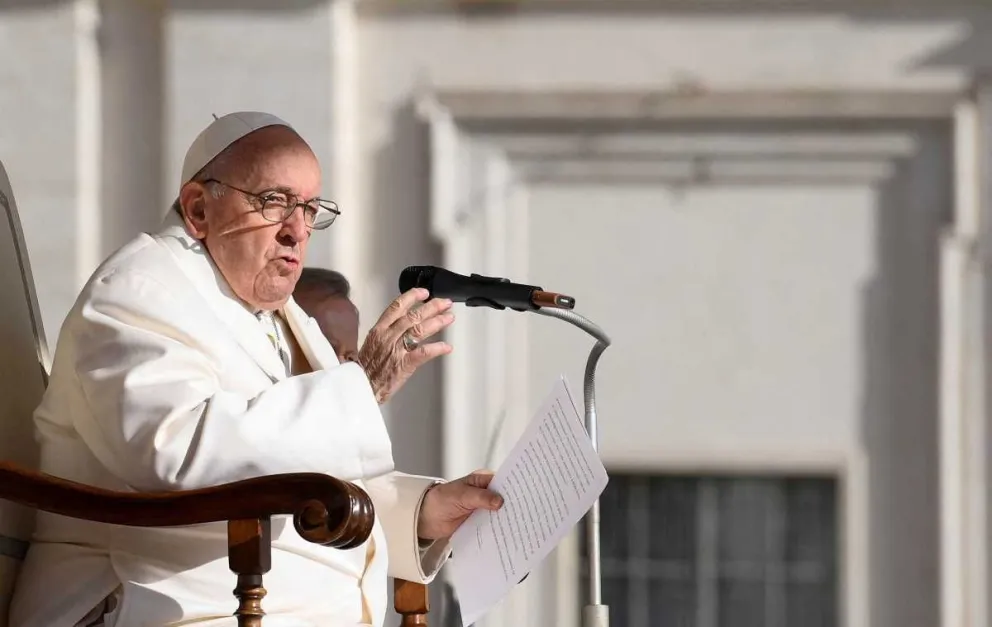 El papa Francisco "mejora progresivamente" y permanecerá internado