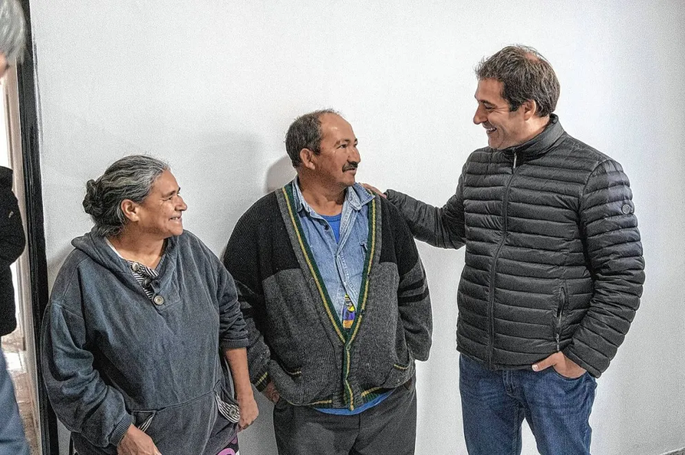 El Municipio entregó dos nuevas viviendas sociales en Laprida y Km. 8