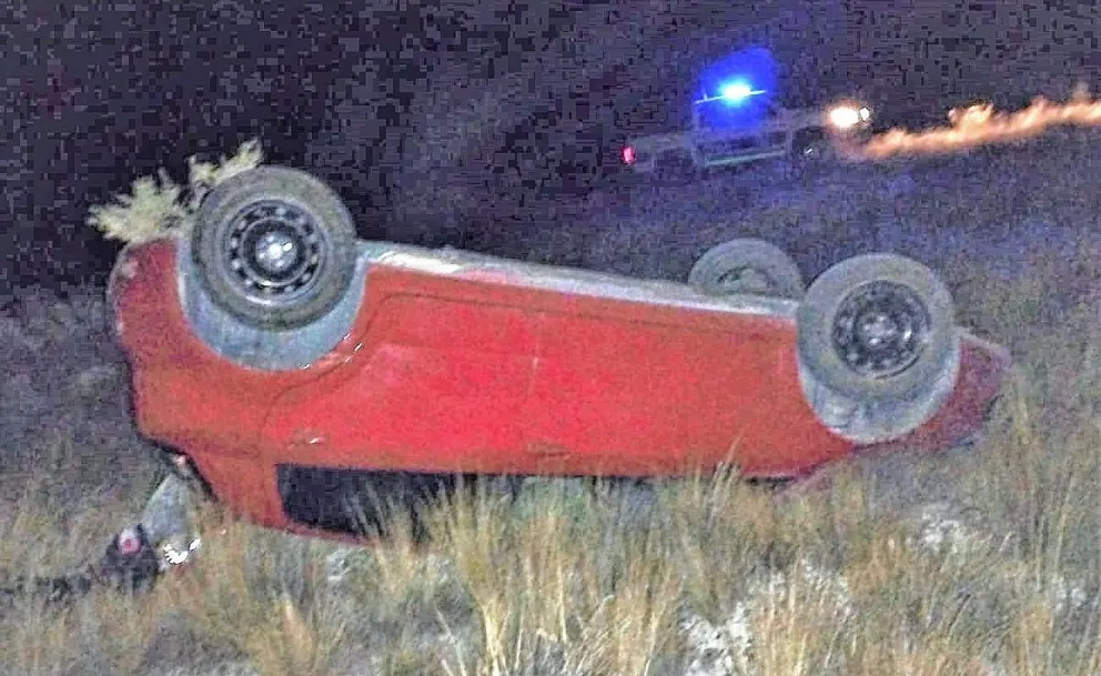 Médico se quedó dormido y volcó con su auto en la doble trocha Trelew-Madryn