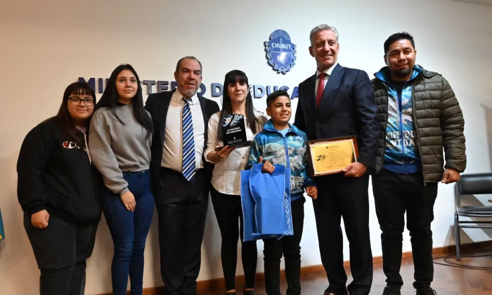 Alumnos y docentes de Chubut llevarán desde julio la imagen de Malvinas en guardapolvos y uniformes