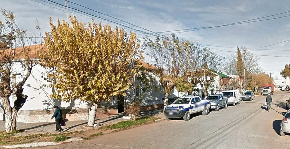 Increíble atraco en el centro de Dolavon: asaltaron una casa vecina a la comisaría diciendo que eran policías