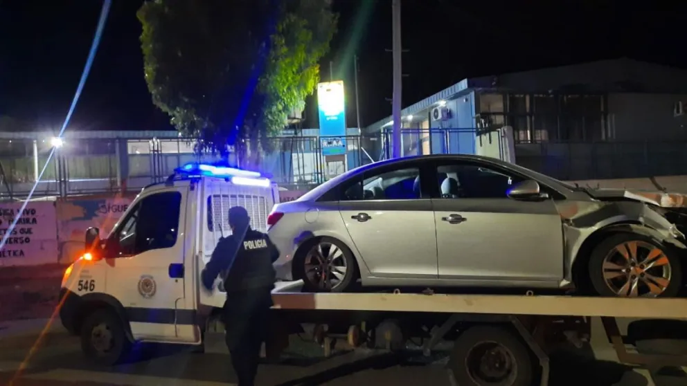 Chocó contra un poste y dejó abandonado el vehículo 