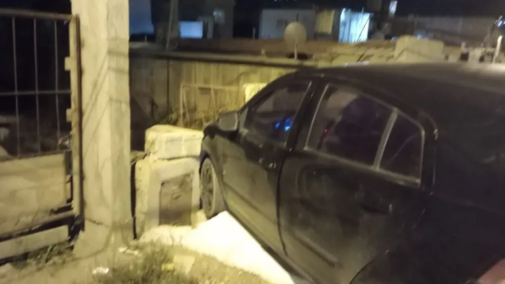 Chocó el auto contra una casa y escapó corriendo al ver a la policía 