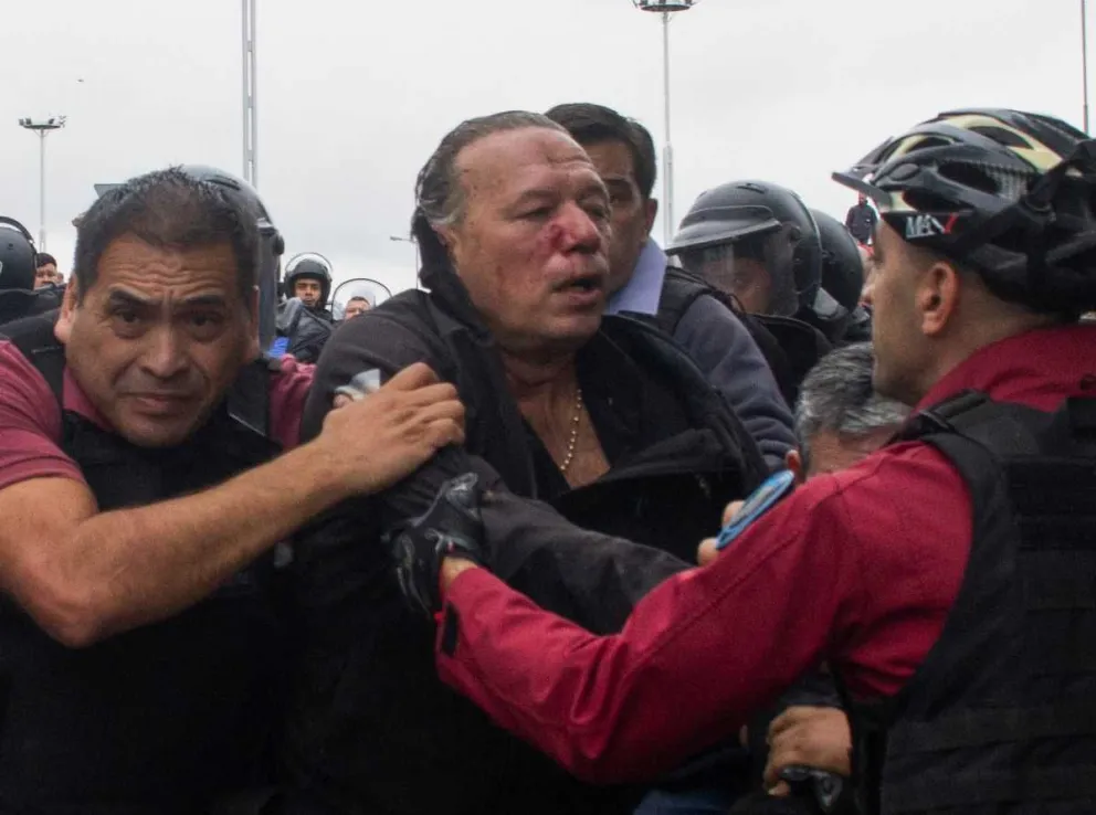 Berni fue agredido cuando llegó a la protesta de colectiveros