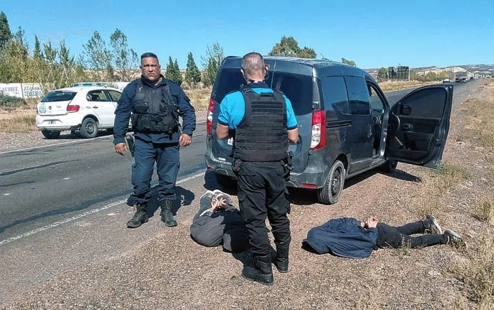 Ubicaron al utilitario robado usado en un asalto en Dolavon y tras persecución detuvieron a sus ocupantes