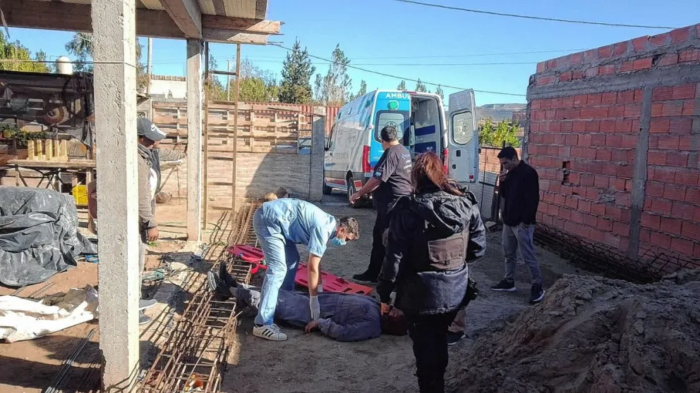 Un albañil cayó de una escalera y sufrió una fractura en uno de los brazos