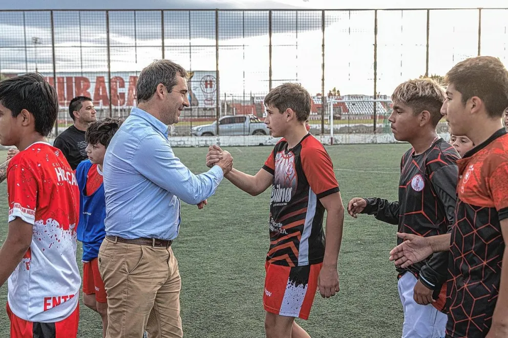 Luque visitó el Club Huracán de Comodoro y reafirmó su apuesta por el crecimiento del deporte