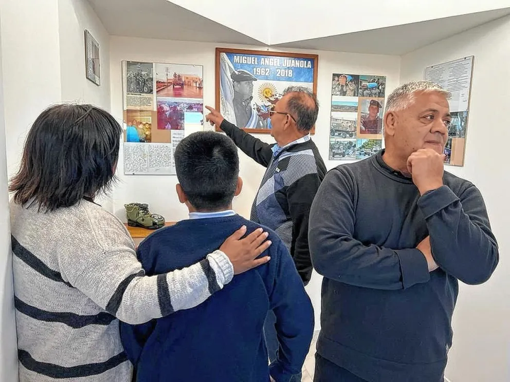 Malvinas: se inauguró en Deseado un mausoleo donde descansan los restos de “Pajarito” Juanola