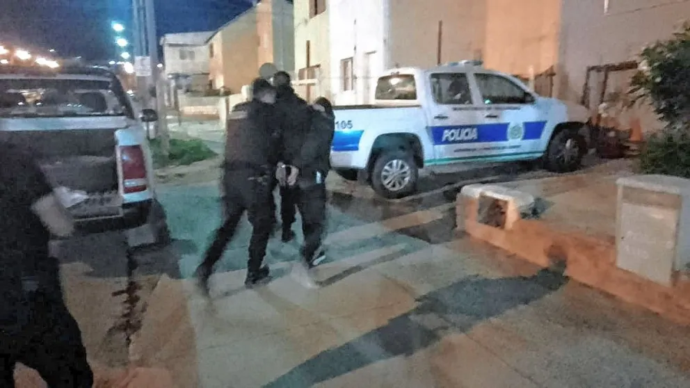 Amenazó a un taxista con un arma blanca para robarle y le dieron una paliza