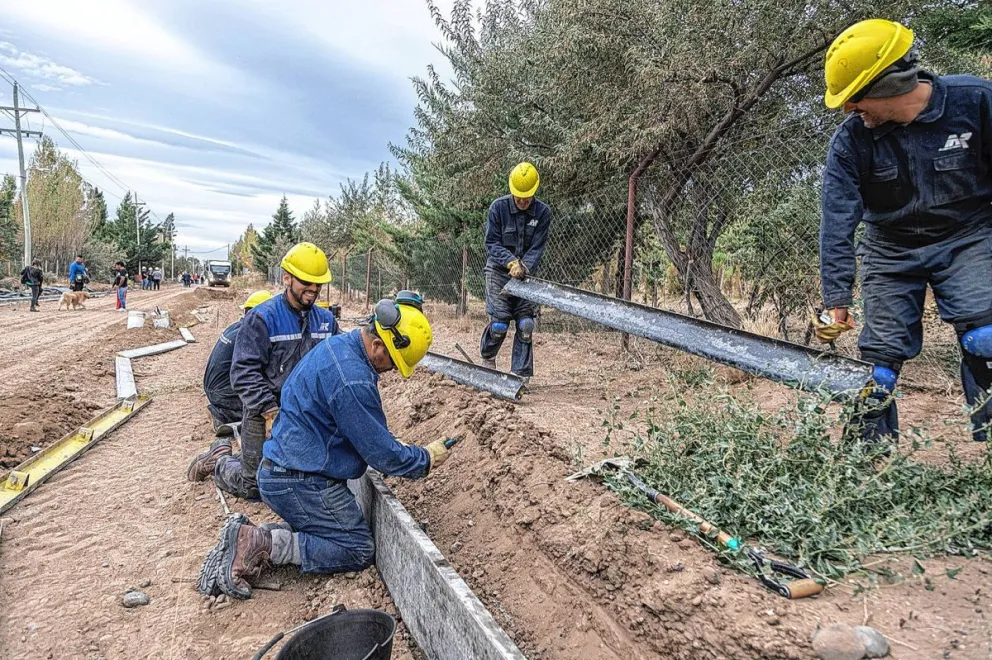Luque recorrió obras de cordón cuneta en el barrio Bella Vista Sur