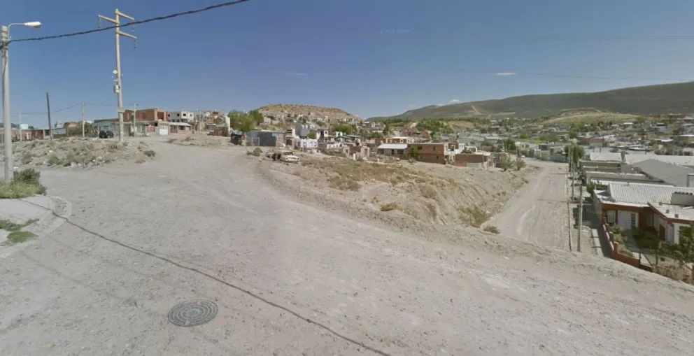 Lo encontraron con un cuchillo de grandes dimensiones clavado en su cuerpo