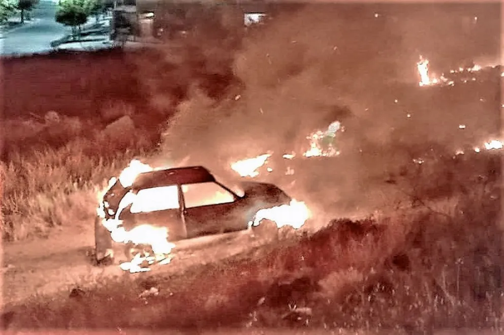 Robaron dos autos en Trelew y uno apareció, pero envuelto en llamas en un descampado