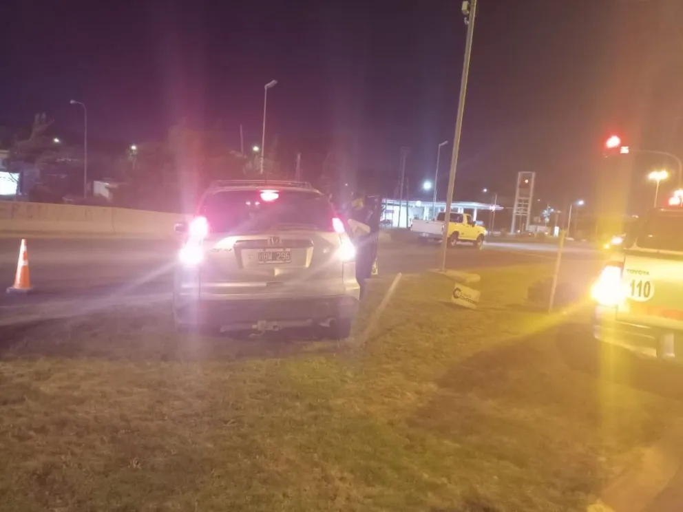 Conducía alcoholizado y chocó contra un camión que esperaba el cambio de luz del semáforo