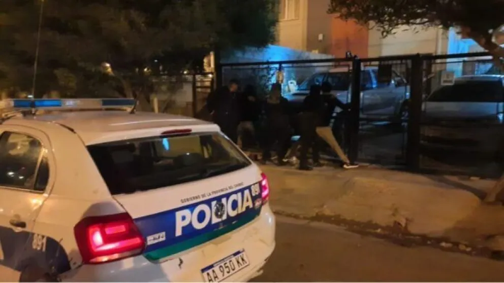 Dos menores rompieron el vidrio de una camioneta e intentaron sustraer elementos