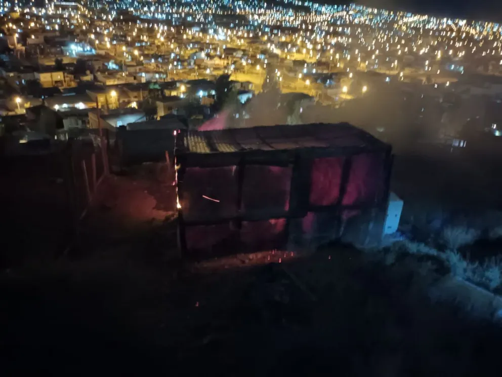 Pérdidas totales tras incendiarse una vivienda en el barrio Moure