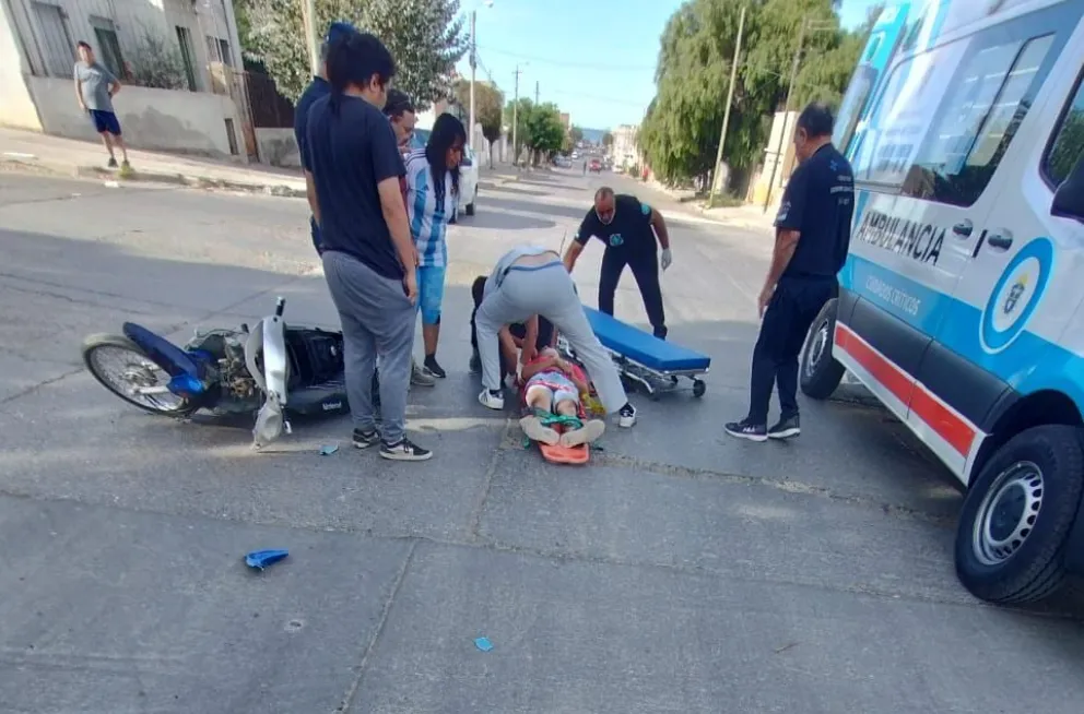 Motociclista lesionado tras un choque en 13 de Diciembre esquina Sarmiento