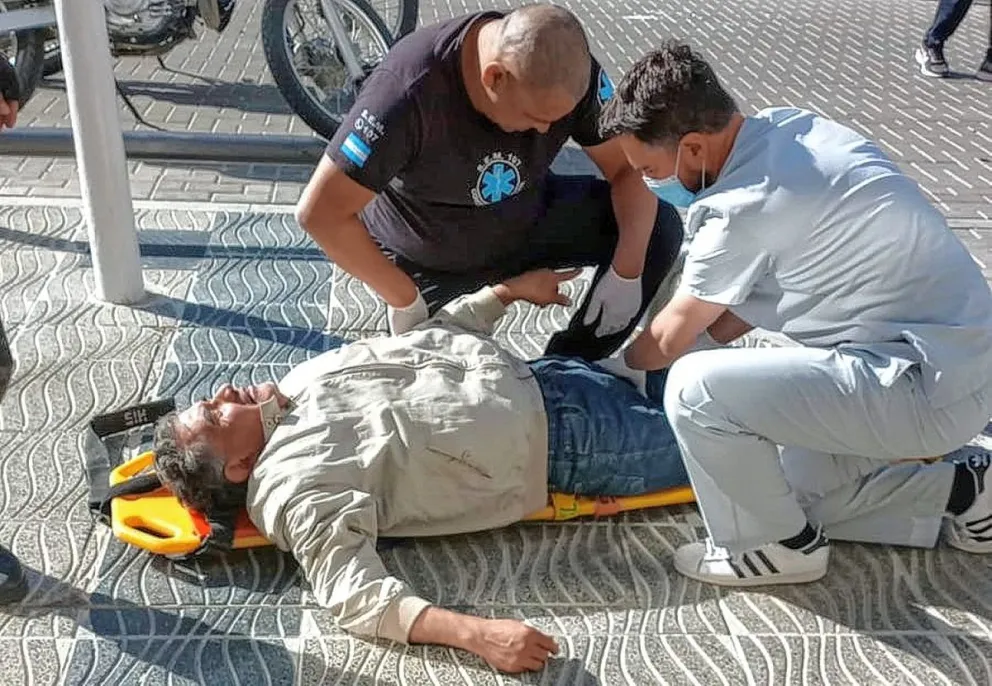 Tropiezo, caída y descompensación de un hombre en pleno centro de la ciudad