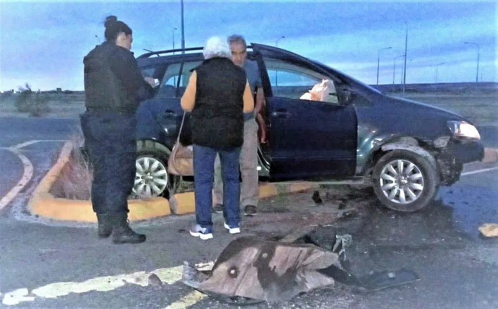 Matrimonio golpeado al llevarse por delante una rotonda con el auto en acceso de Trelew