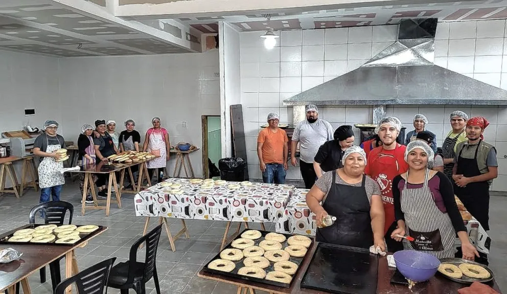Elaboraron más de 200 roscas de pascuas que  regalaron a niños de barrios Fuchs y 13 de Diciembre