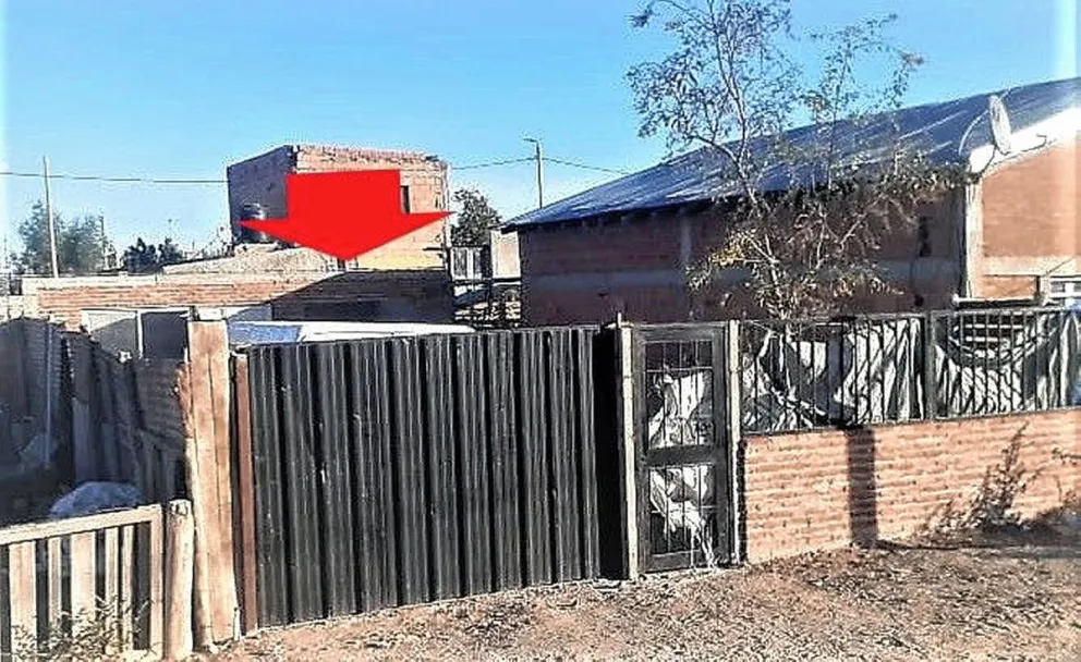 Roban utilitario cerca de subcomisaría y lo encuentran  en el patio de vivienda de asentamiento ilegal en Trelew