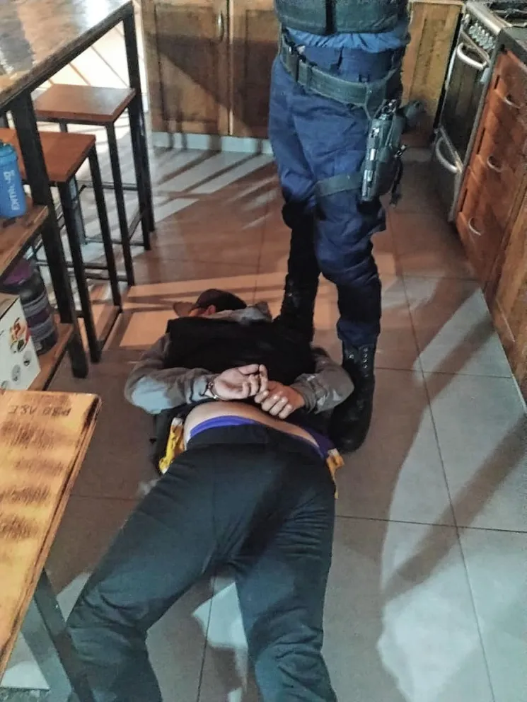 Barretearon puerta de garage, entraron a una casa, preparaban cosas para llevarse pero la policía los atrapó “in fraganti”	