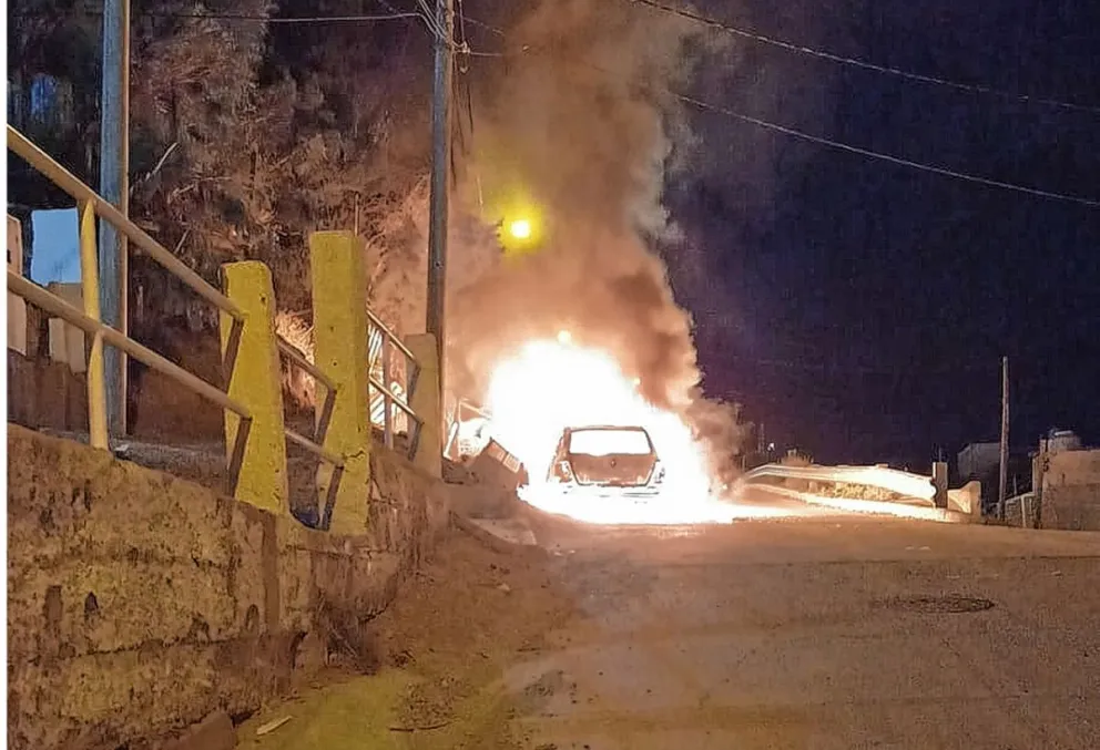 Incendiaron un auto frente a la casa de la madre de su dueño en Trelew