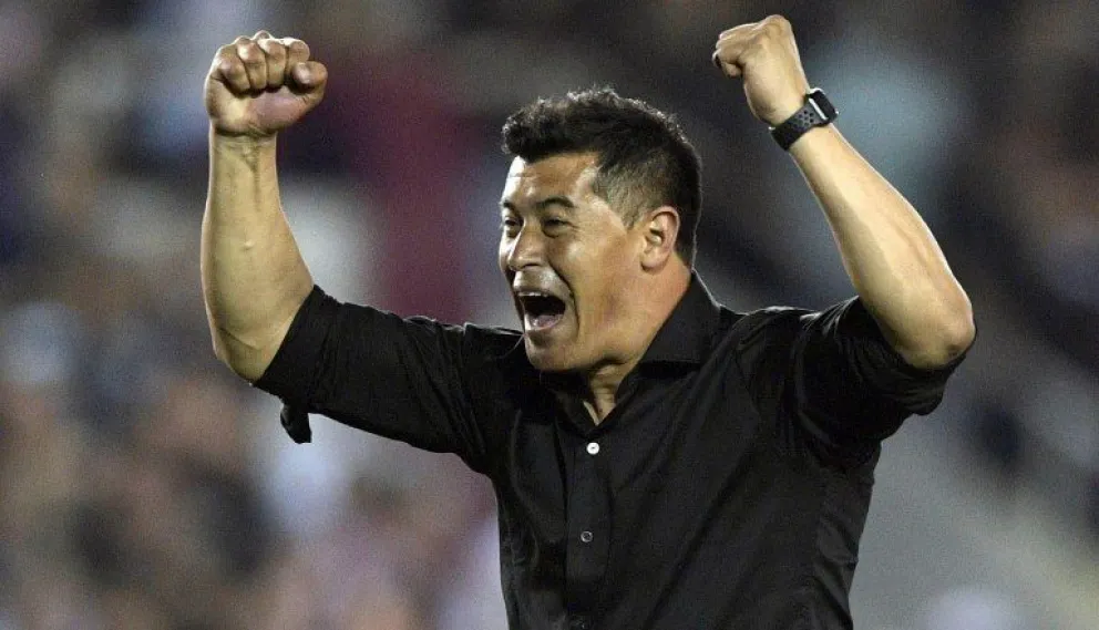 Riquelme acordó la contratación de Jorge Almirón para asumir como DT de Boca