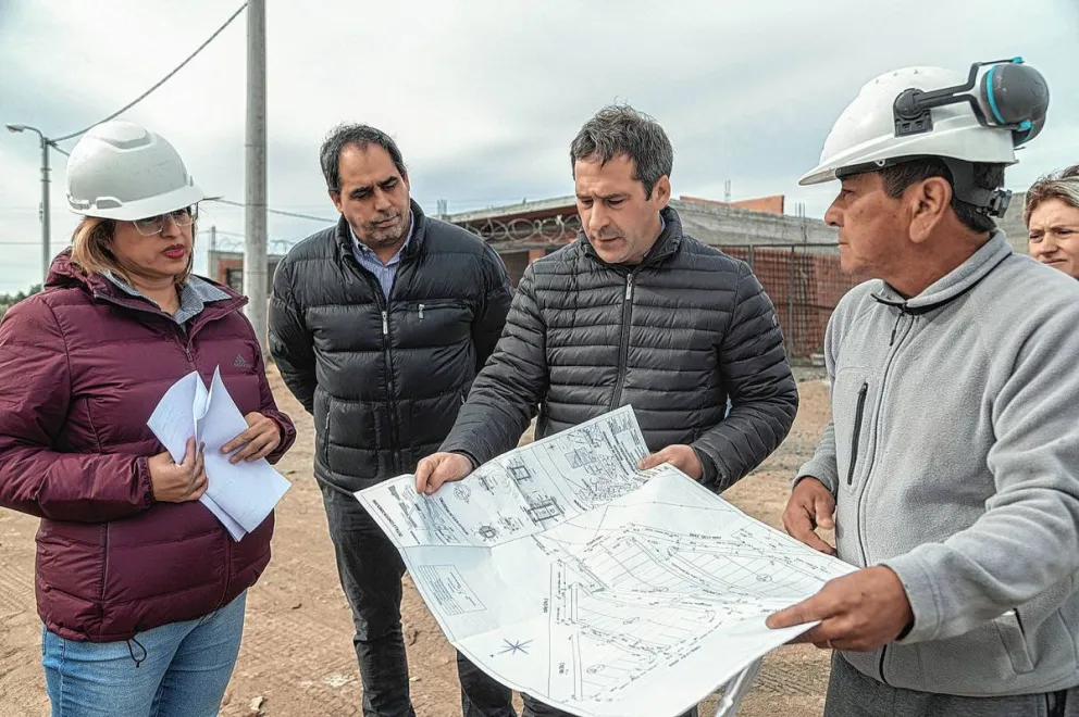 Luque recorrió obra de urbanización en zona norte y ratificó su compromiso de avanzar con la entrega de lotes con servicios