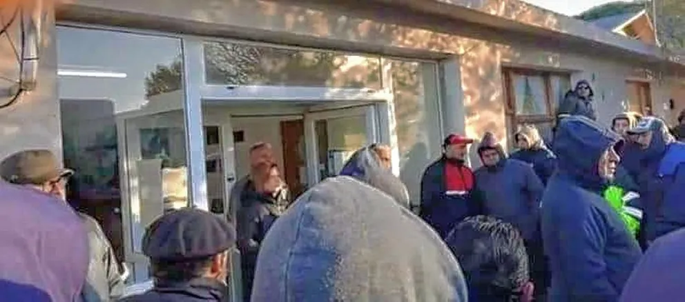 Les darán un subsidio de $100.000 a estibadores que quemaban cubiertas frente al municipio de Puerto Deseado