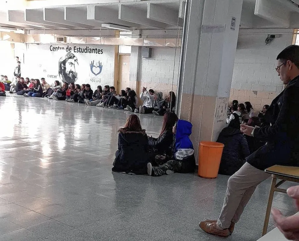 Alumnos de una escuela de Comercio de Puerto Deseado realizaron una sentada para denunciar falta de calefacción