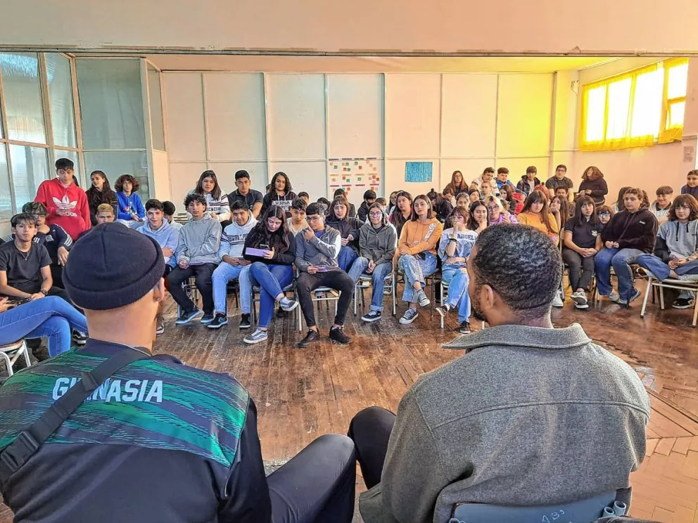 Jugadores de Gimnasia participaron de una clase de inglés en la Escuela 7729 